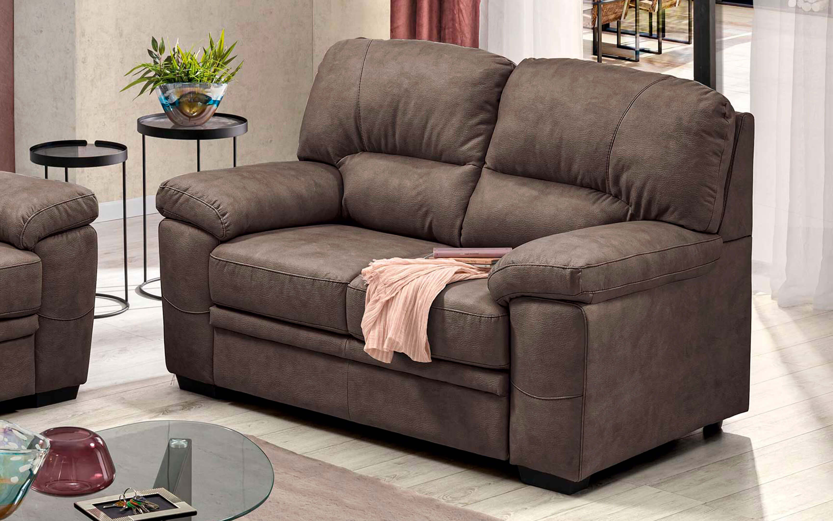 Divano posti in rivestimentoeffetto Nabuk Elephant: Sara Mondo