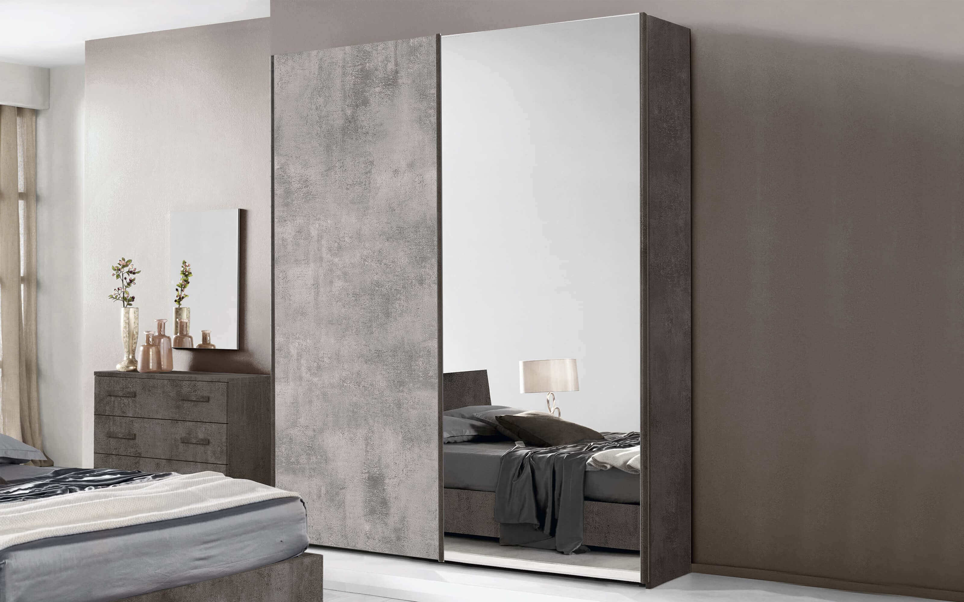 Camera ante scorrevoli con specchio a destra con letto