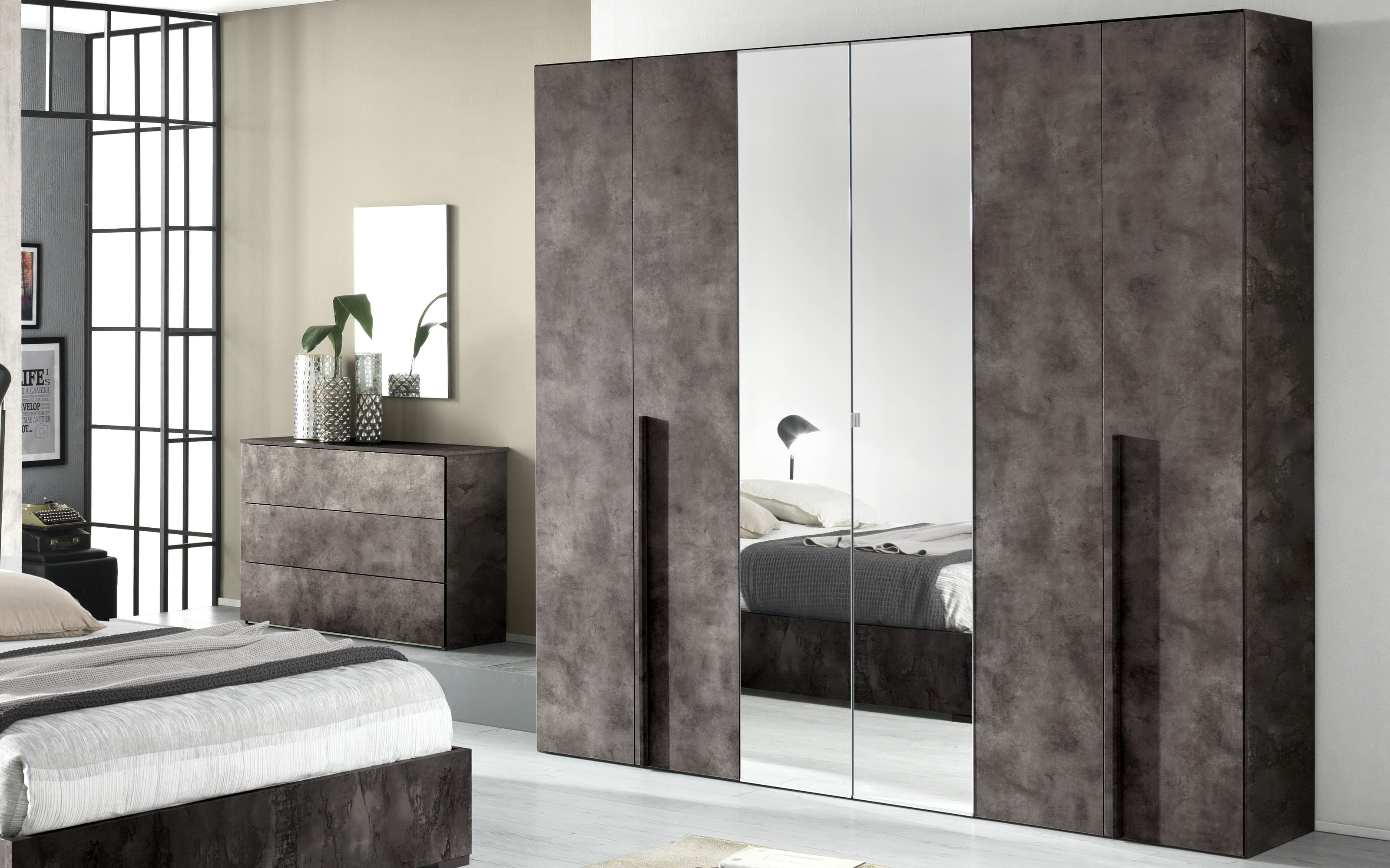 Camera ante battenti con specchio centrale con letto contenitore