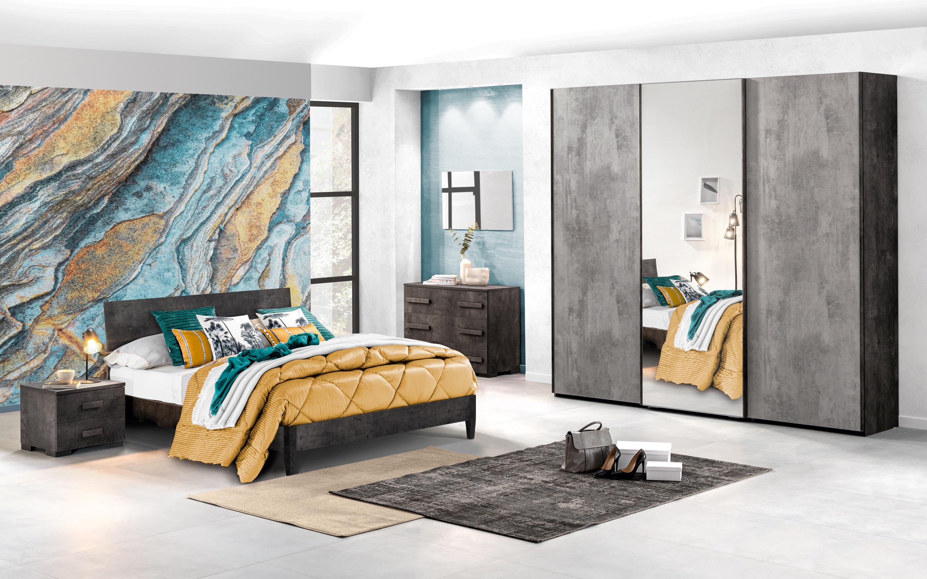 Camera ante scorrevoli con specchio centrale con giroletto