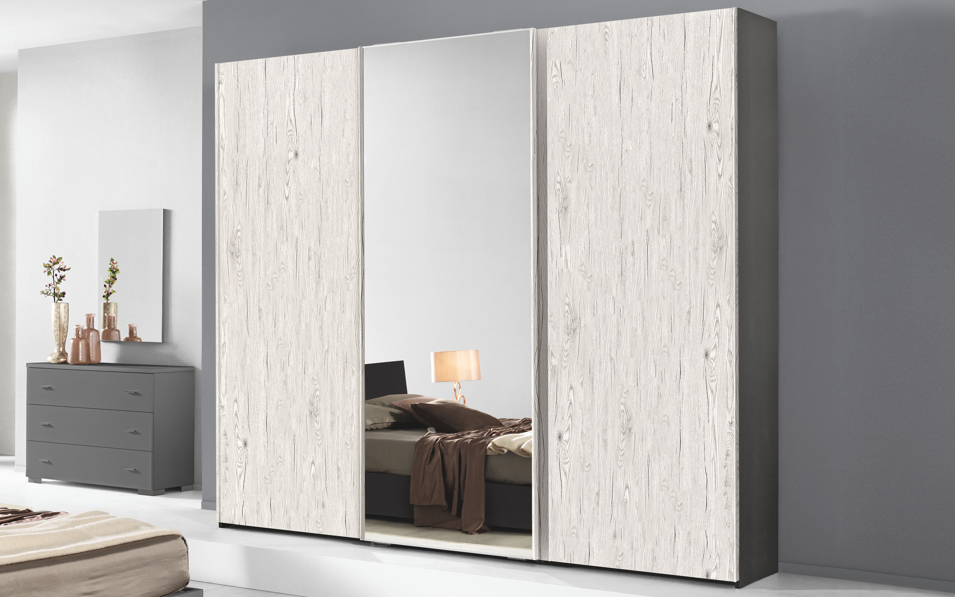 Armadio ante scorrevoli con specchio centrale titanio, effetto