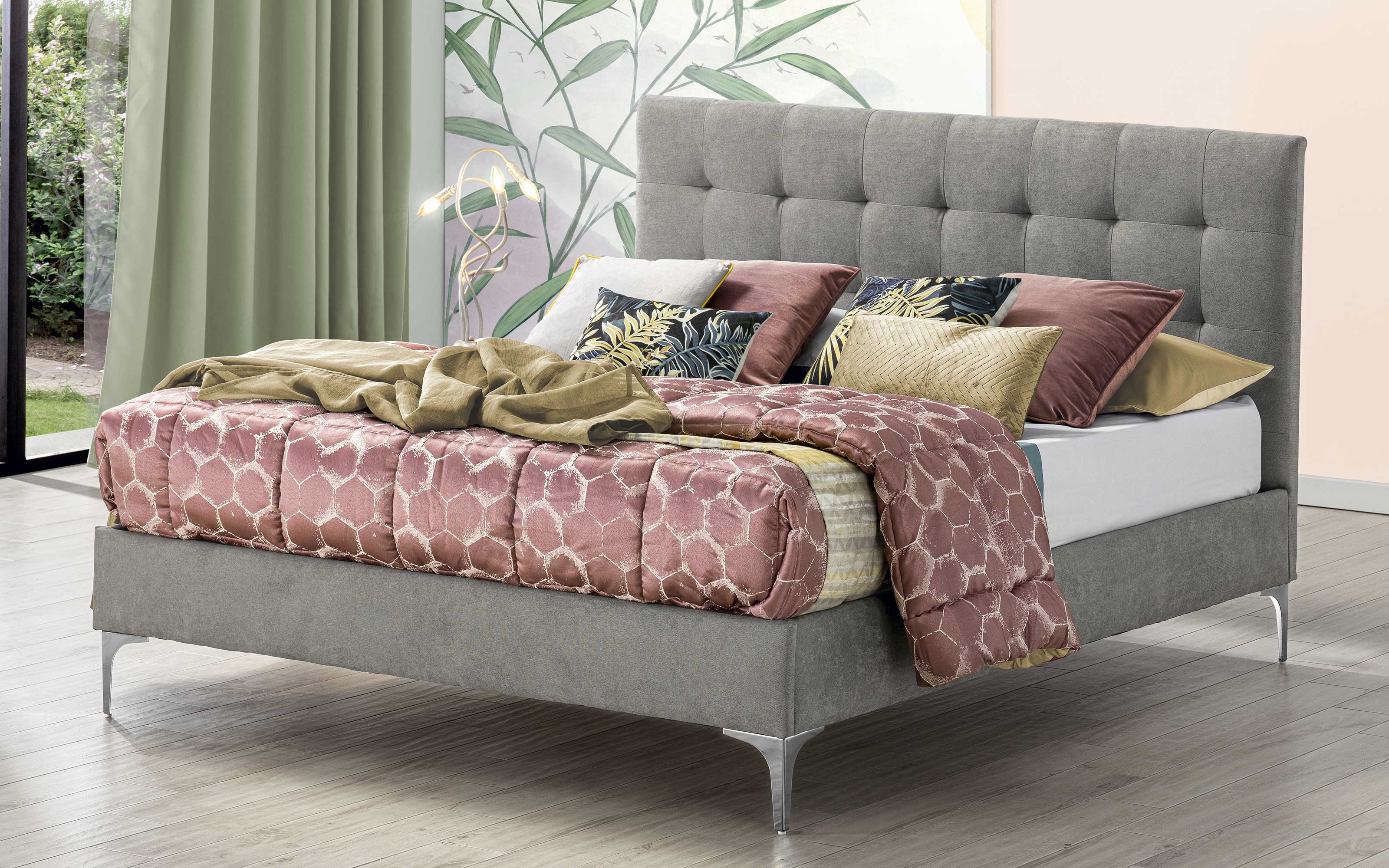 Letto matrimoniale con giroletto con piedini Tessuto silver: Grace