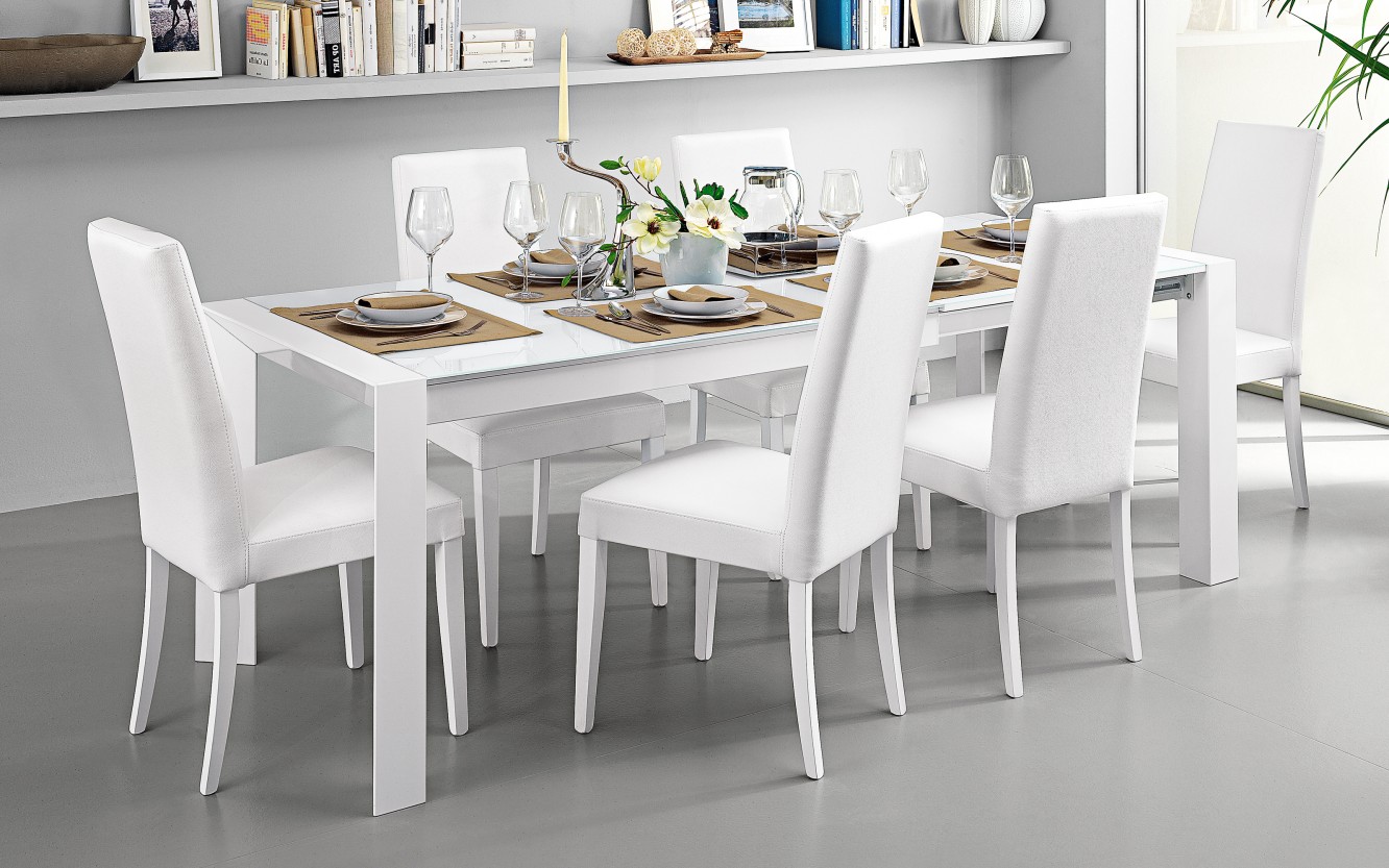 Деревянный обеденный стол и белые стулья для кухни